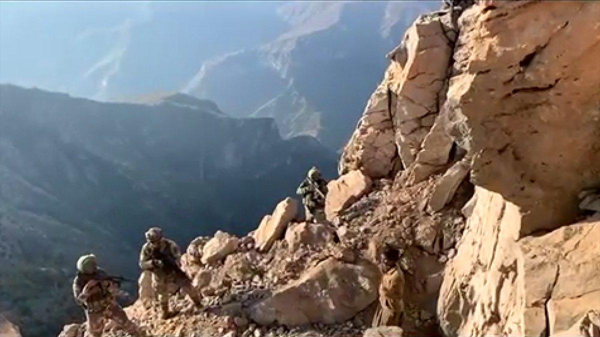 Avaşin'de 4 terörist silahlarını bırakarak teslim oldu