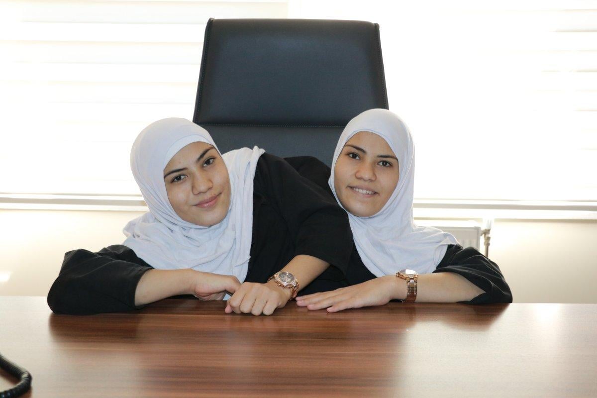 Kahramanmaraş'taki siyam ikizleri kütüphanede çalışmaya başladı