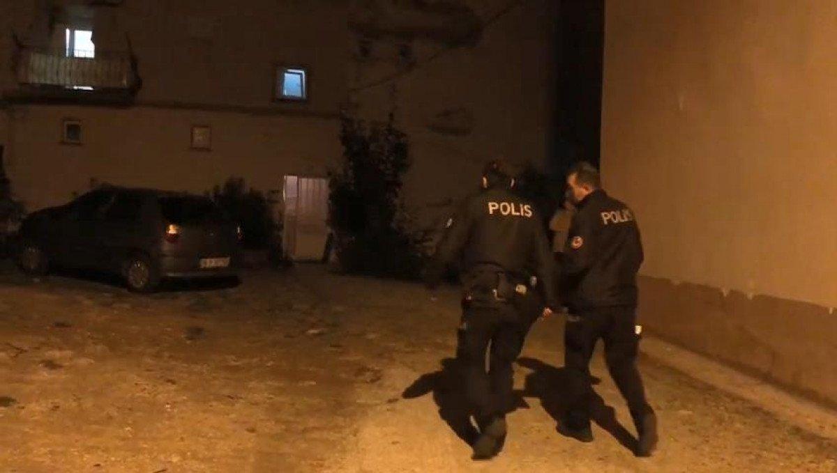 Bursa'da izinsiz çarşıya giden eşini bıçakladı