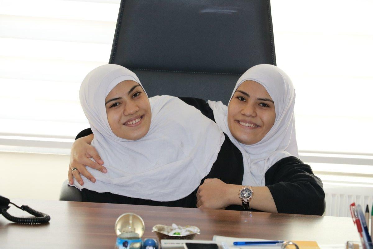 Kahramanmaraş'taki siyam ikizleri kütüphanede çalışmaya başladı