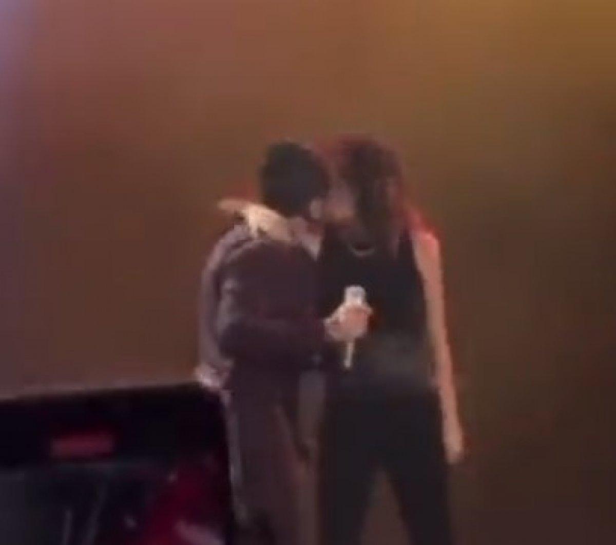 Kenan Doğulu ve Beren Saat sahnede dans etti