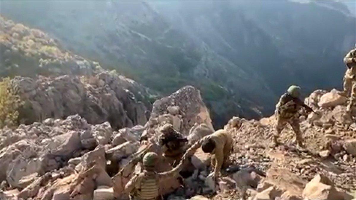 Avaşin'de 4 terörist silahlarını bırakarak teslim oldu