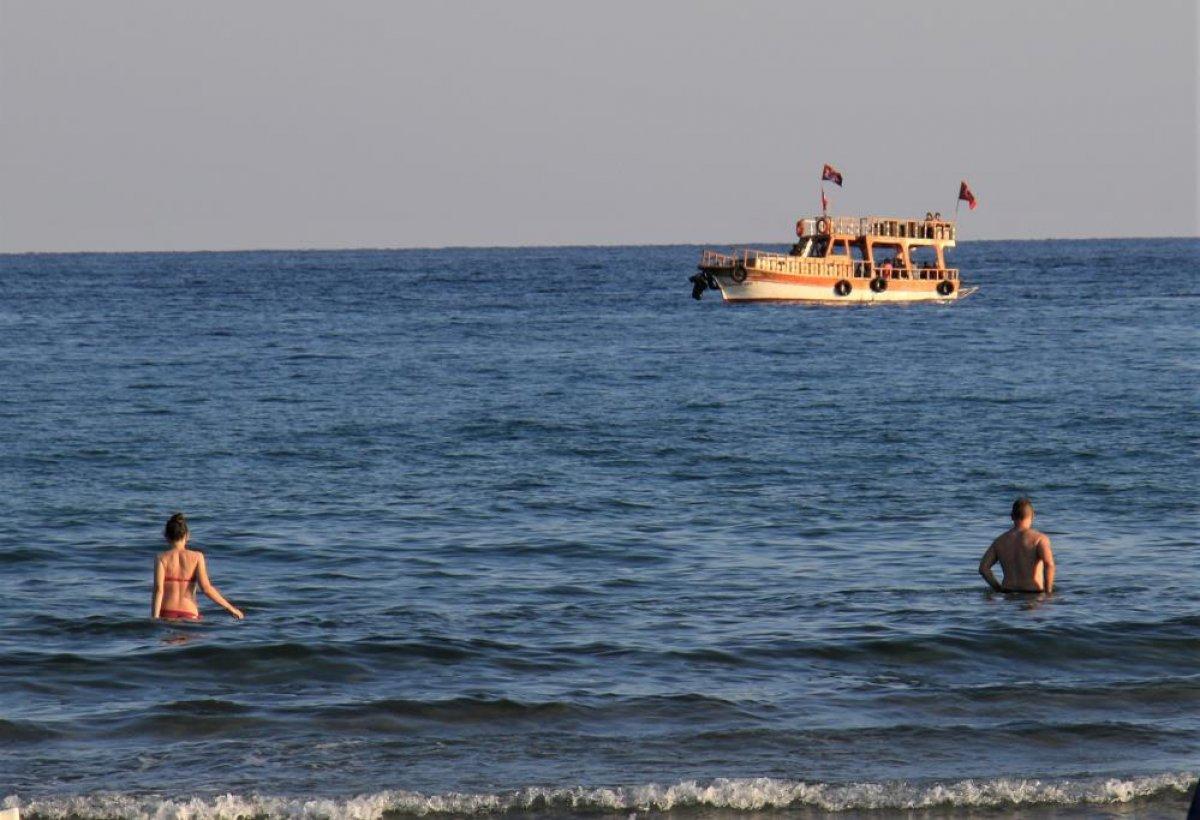 Mersin'de yazdan kalma günler: Vatandaşlar denize girdi