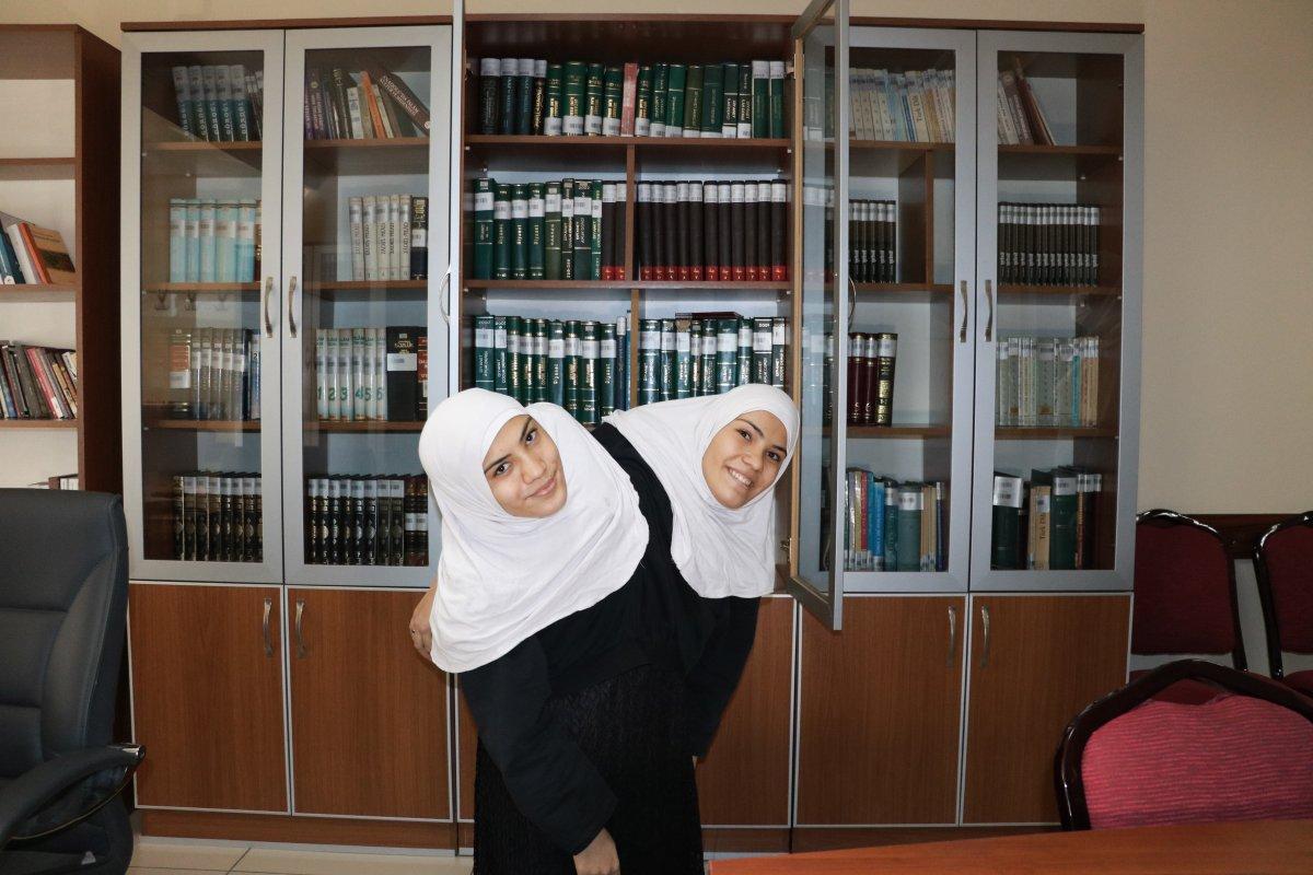Kahramanmaraş'taki siyam ikizleri kütüphanede çalışmaya başladı