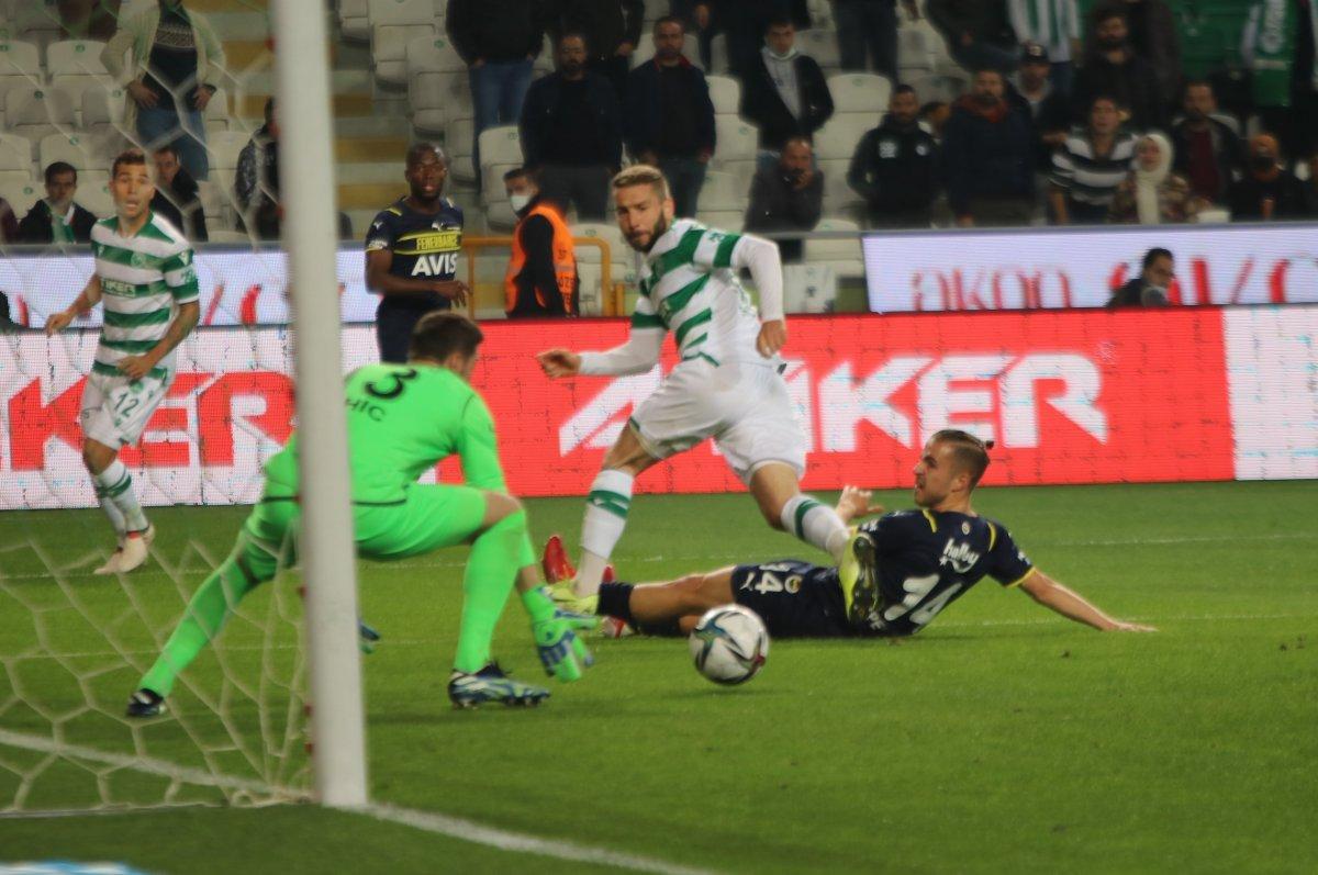 Konyaspor, Fenerbahçe'yi 2 golle geçti