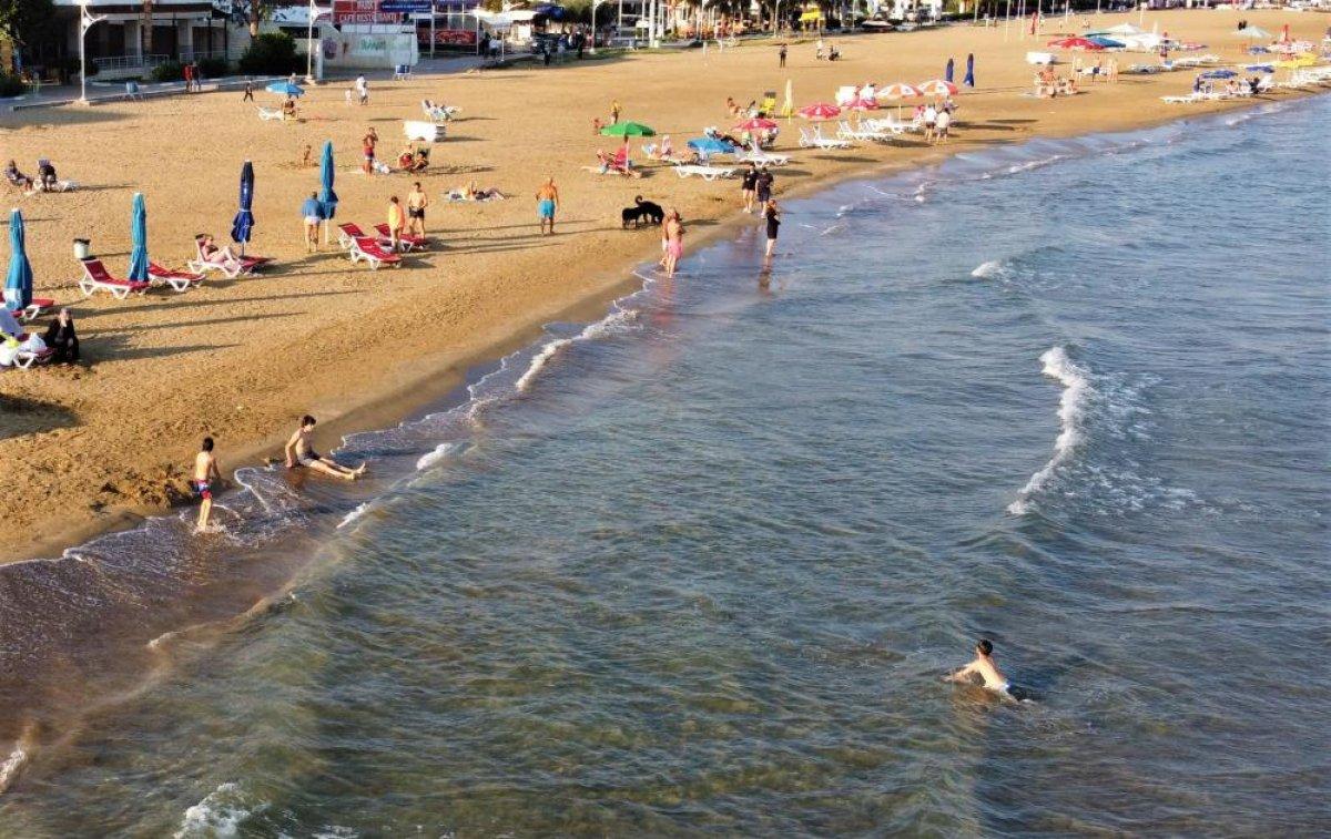 Mersin'de yazdan kalma günler: Vatandaşlar denize girdi