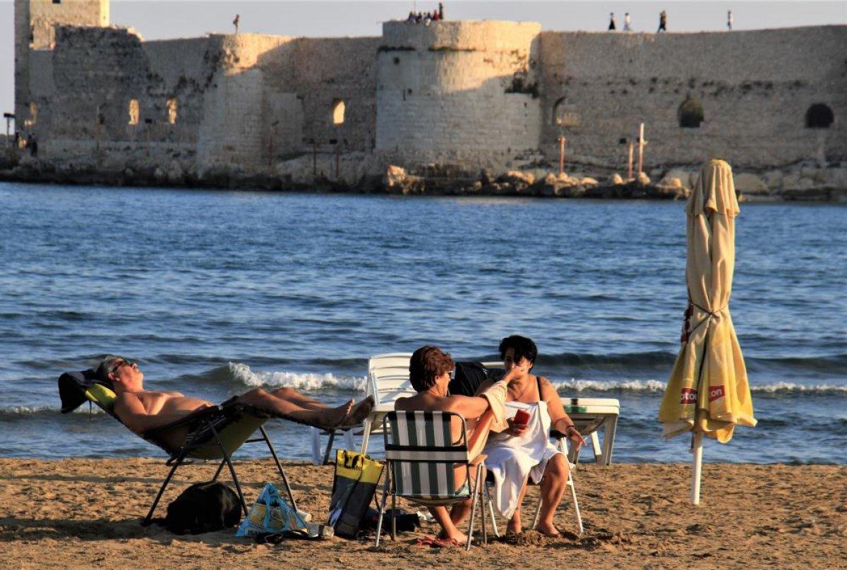 Mersin'de yazdan kalma günler: Vatandaşlar denize girdi