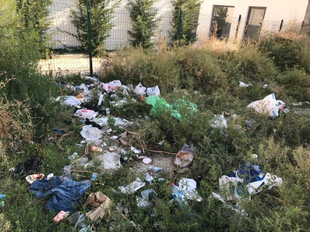 Eskişehir'de boş arazi çöplüğe döndü