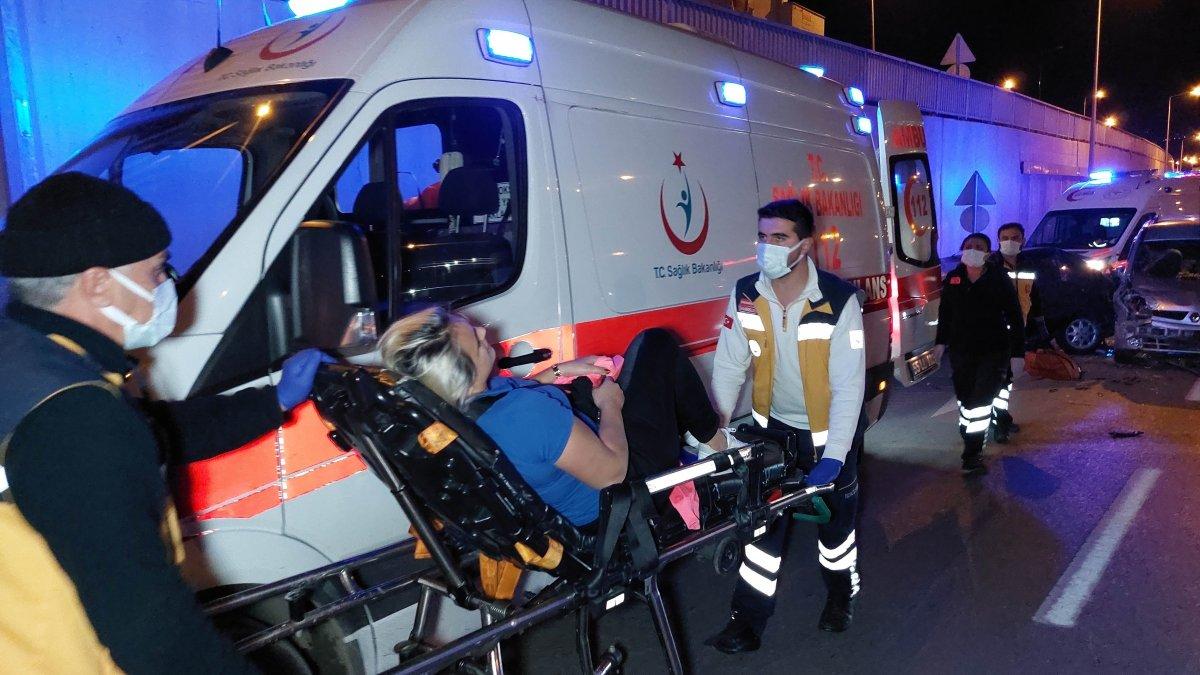 Samsun'da kapısı açılan otomobile araç çarptı: 7 yaralı