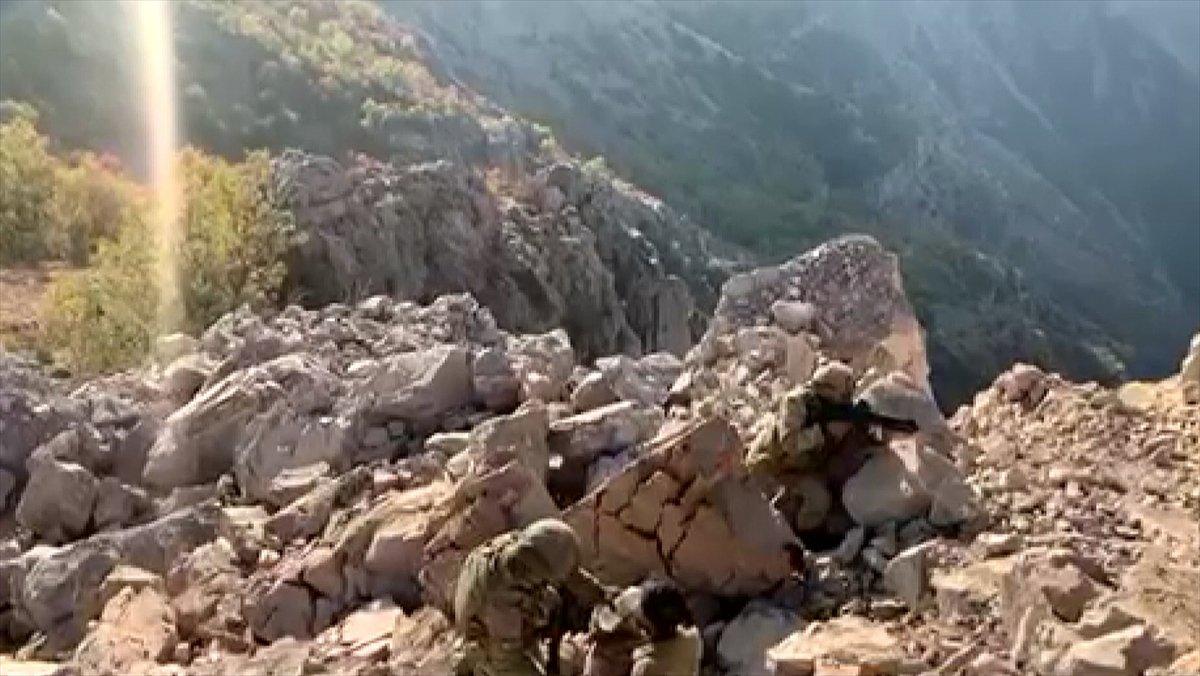 Avaşin'de 4 terörist silahlarını bırakarak teslim oldu