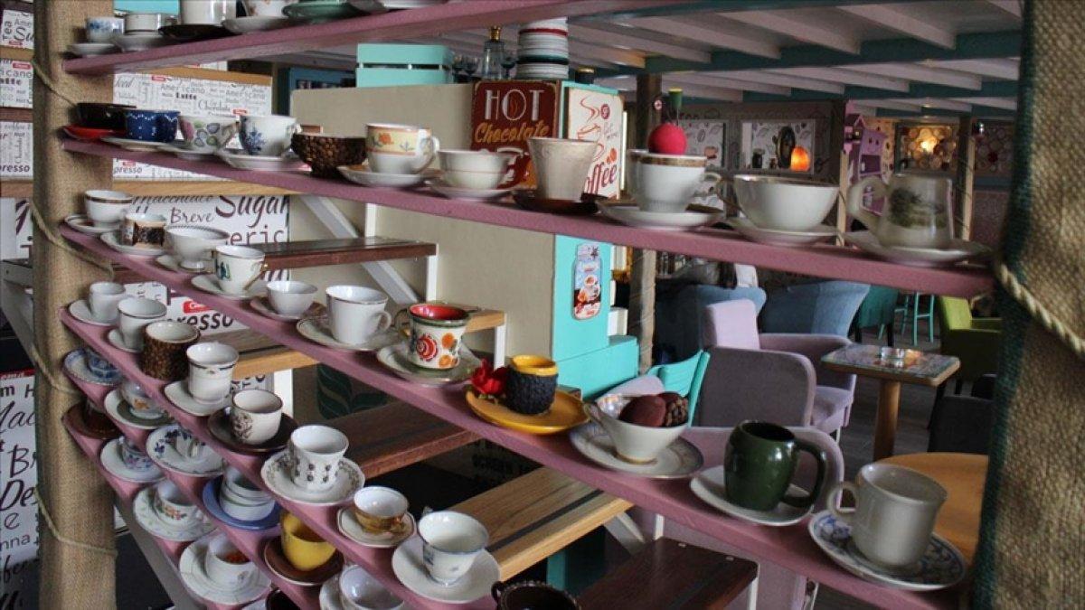 Bosna Hersekli koleksiyoner, bir kafede binlerce kahve fincanını sergiliyor
