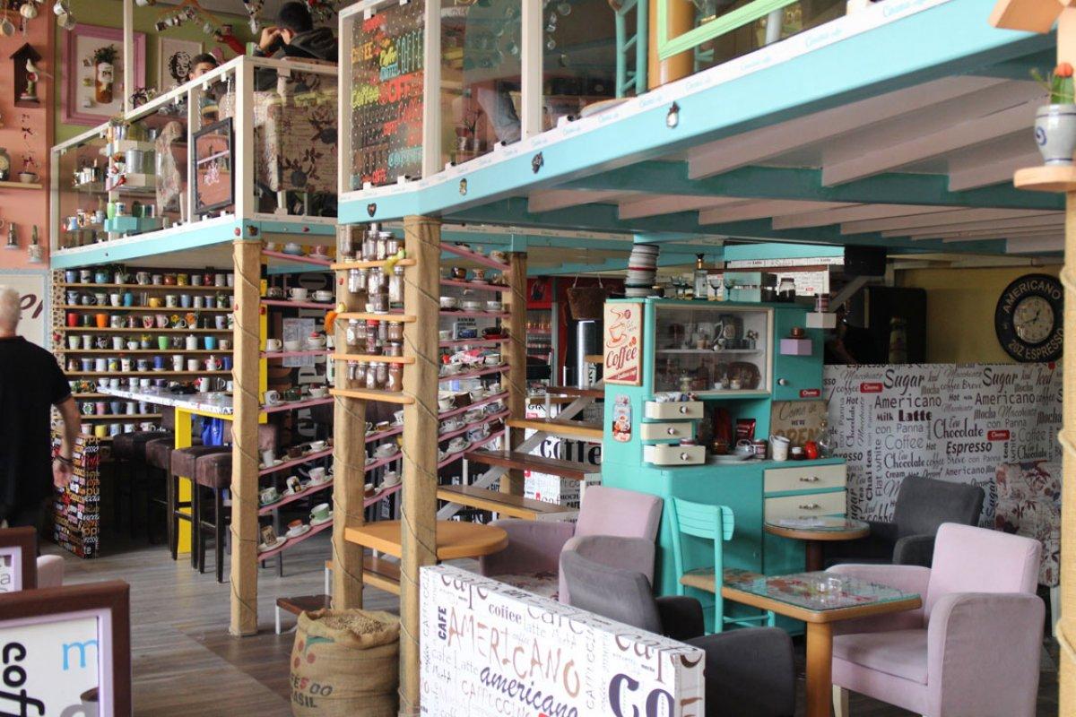 Bosna Hersekli koleksiyoner, bir kafede binlerce kahve fincanını sergiliyor