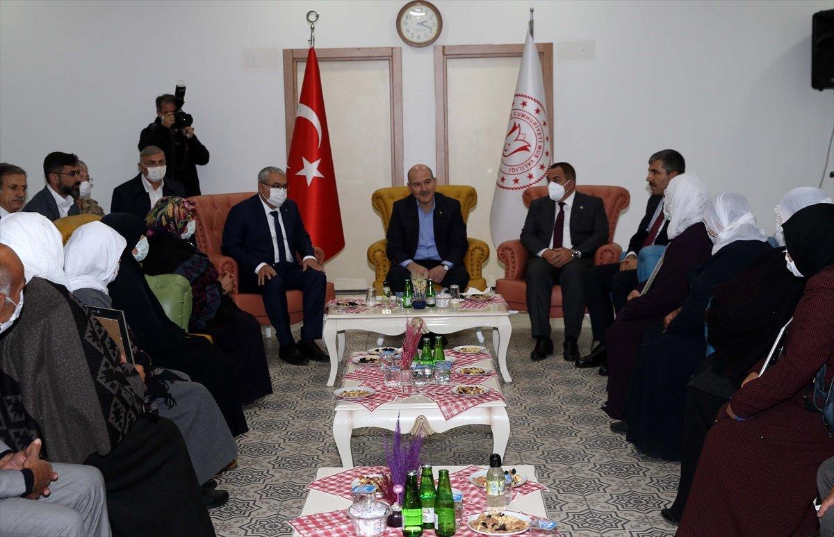 Süleyman Soylu'dan Muş'ta evlat nöbeti tutan ailelere ziyaret