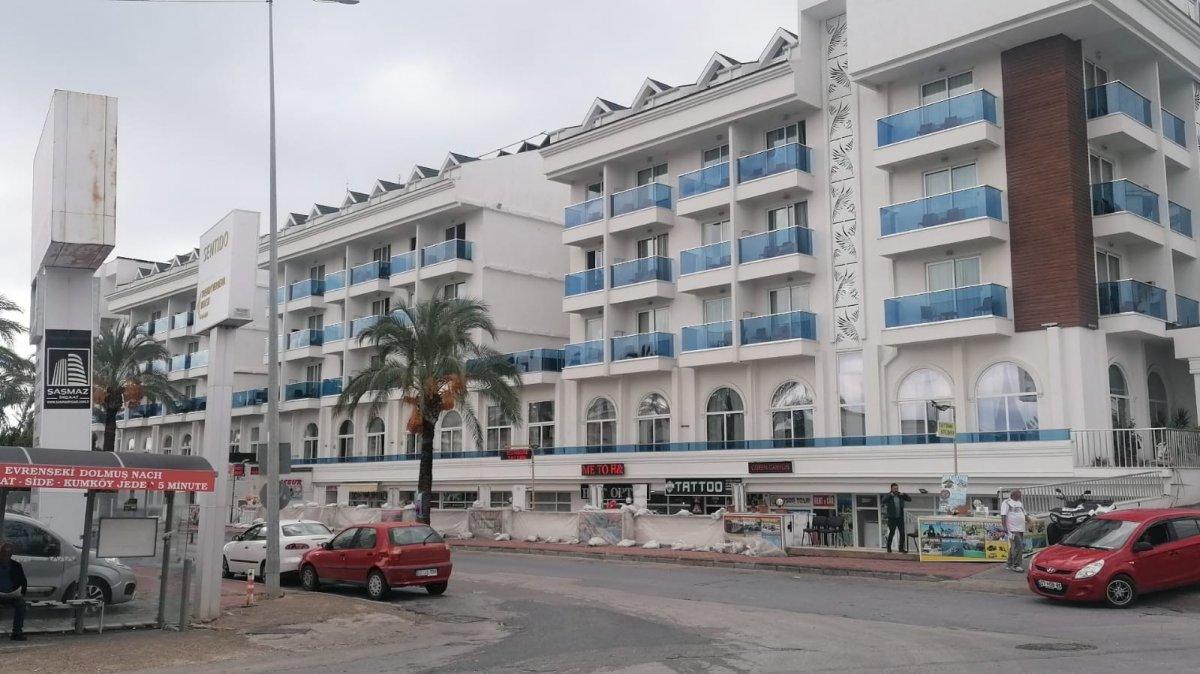 Antalya’da, otel sahibi sele karşı kum çuvallarıyla barikat kurdu