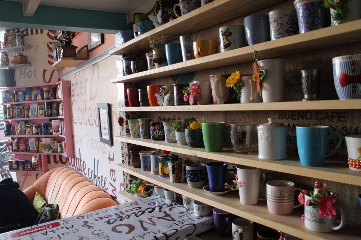 Bosna Hersekli koleksiyoner, bir kafede binlerce kahve fincanını sergiliyor