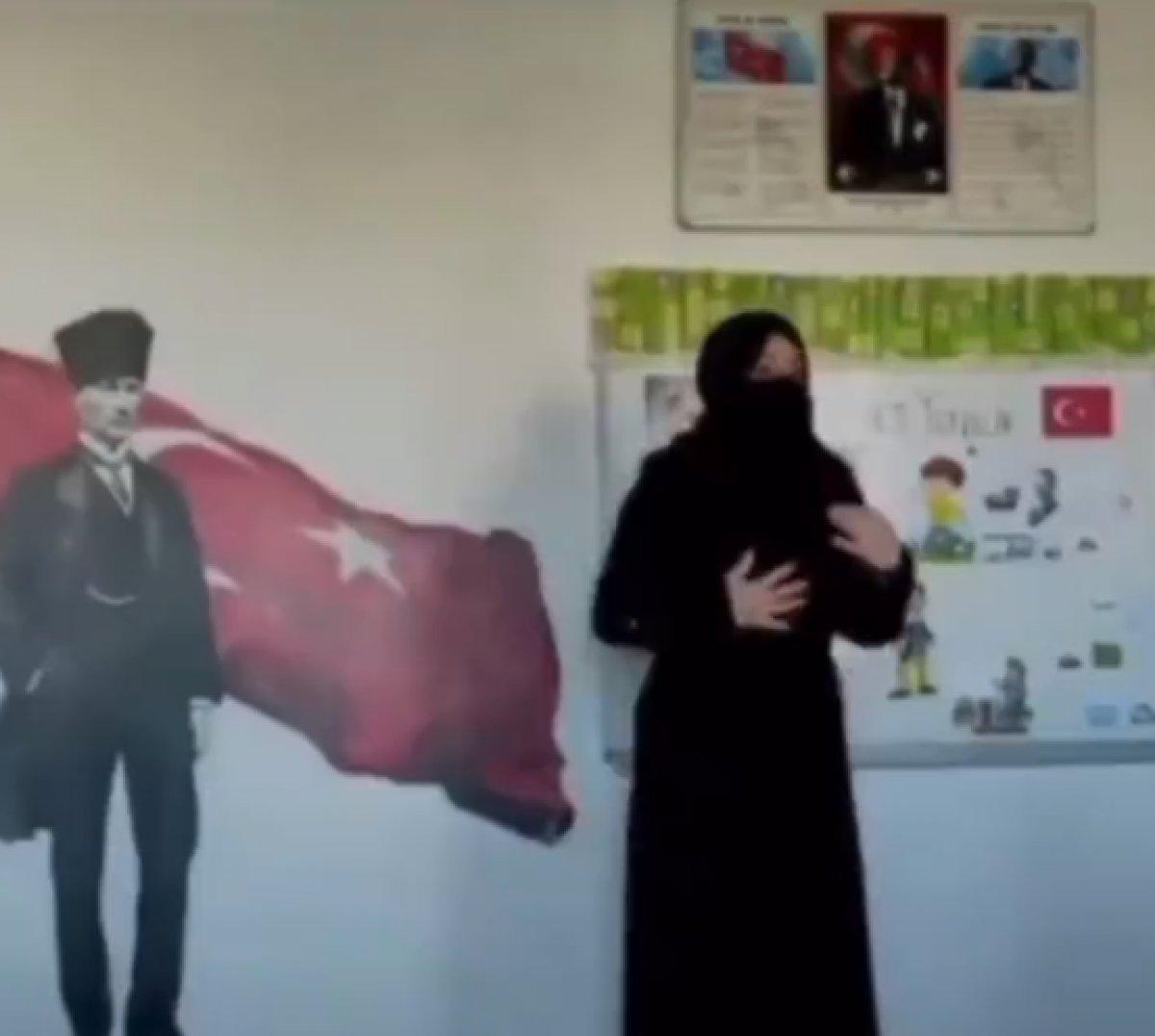 Cumhuriyet gelince çarşaftan kurtulduğunu anlatmaya çalışan öğretmen