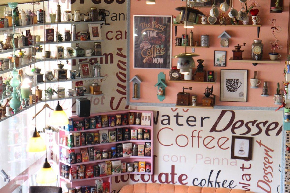 Bosna Hersekli koleksiyoner, bir kafede binlerce kahve fincanını sergiliyor