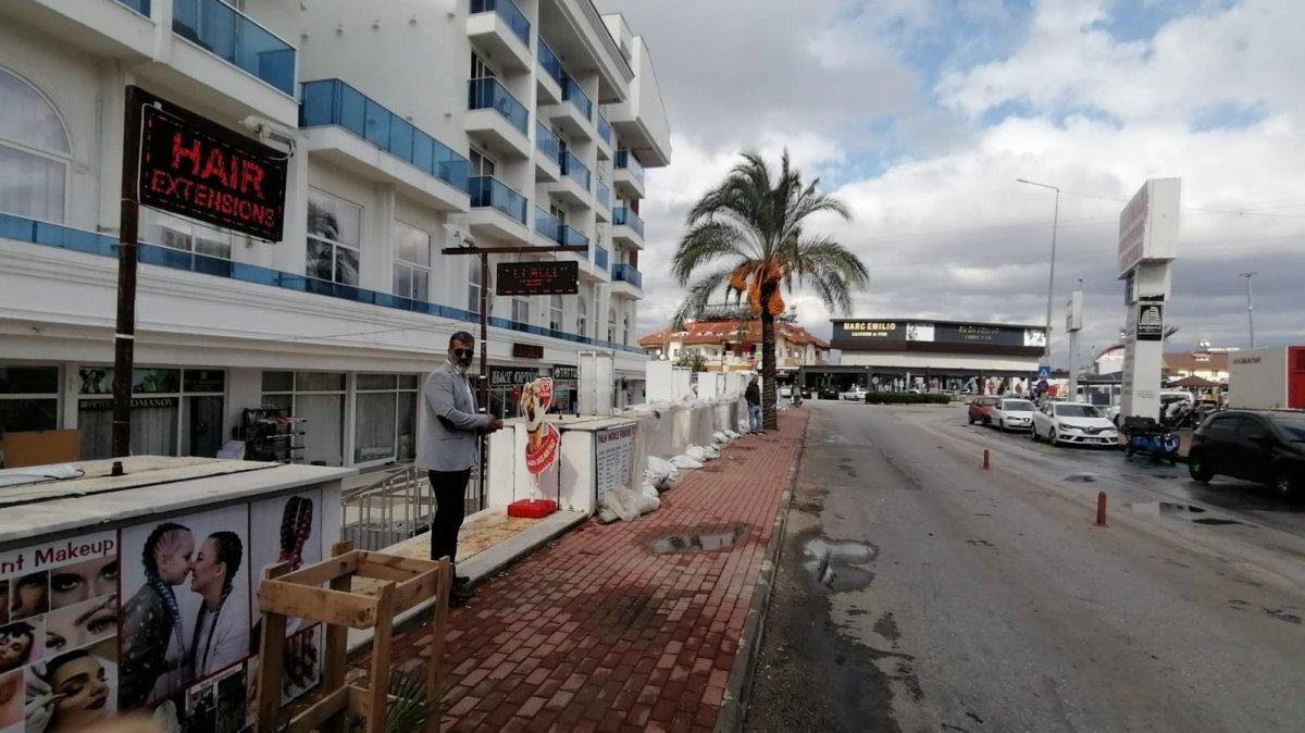 Antalya’da, otel sahibi sele karşı kum çuvallarıyla barikat kurdu