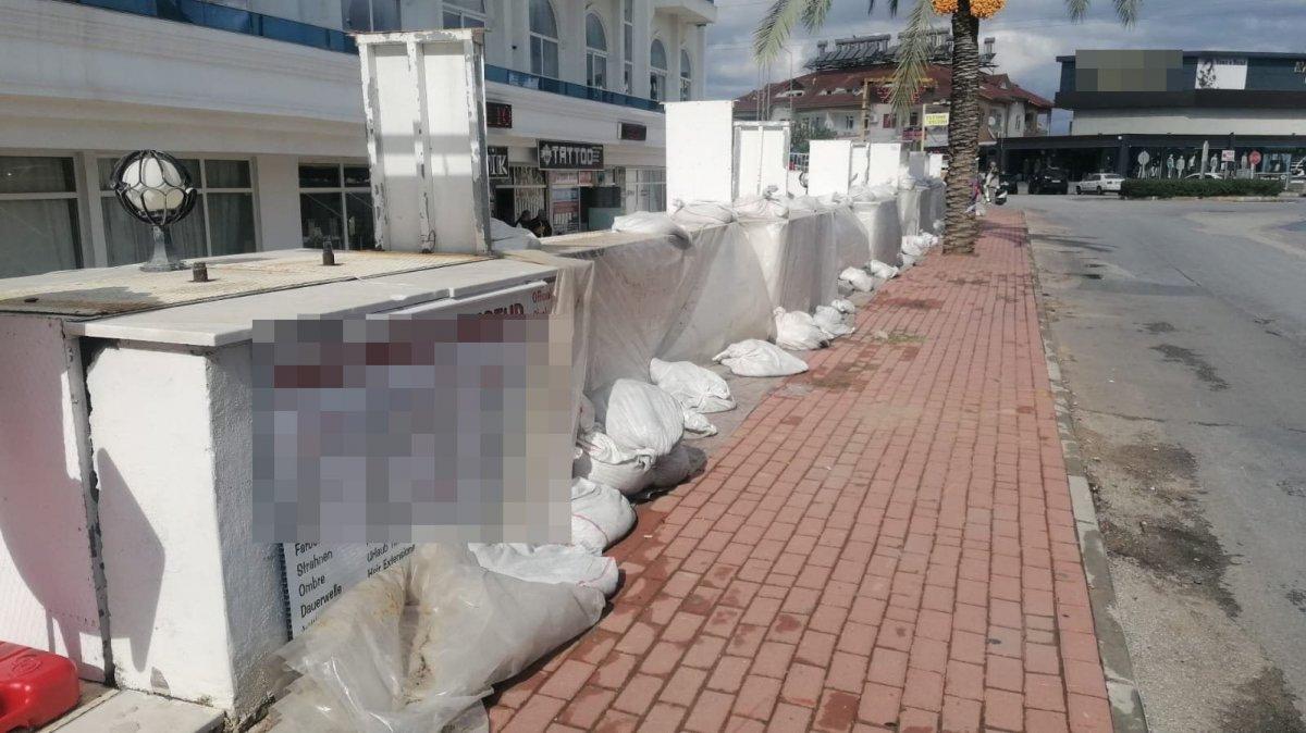 Antalya’da, otel sahibi sele karşı kum çuvallarıyla barikat kurdu