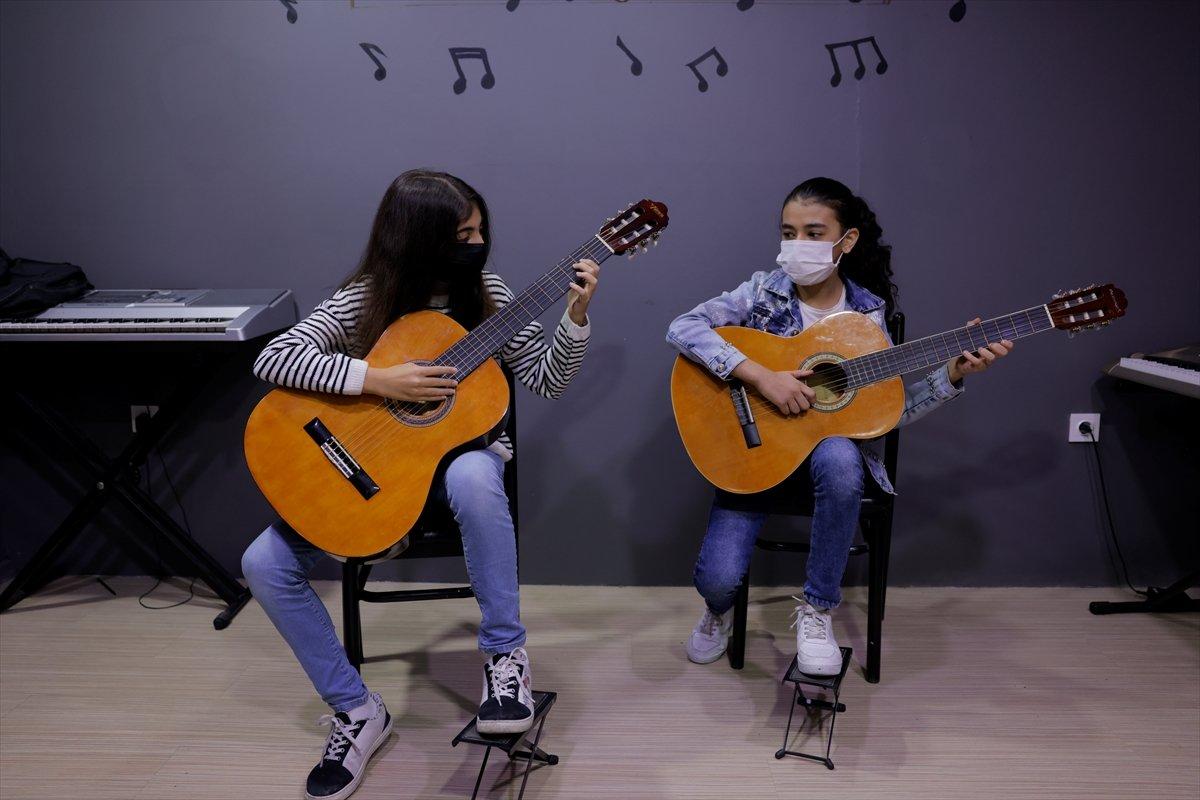 Suriyeliler, sanat okuluyla topluma adapte oluyor