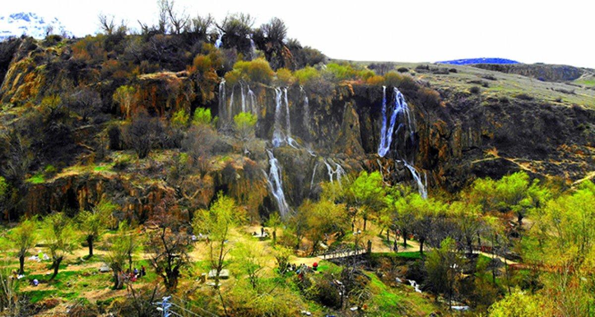 Erzincan'daki Girlevik Şelalesi, sonbaharda da misafirlerini ağırlıyor