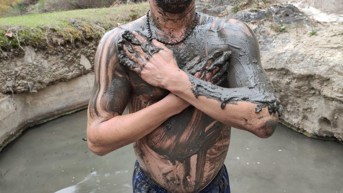 Bursa'da şifa ve güzel cilt isteyenler çamur banyosu yapıyor