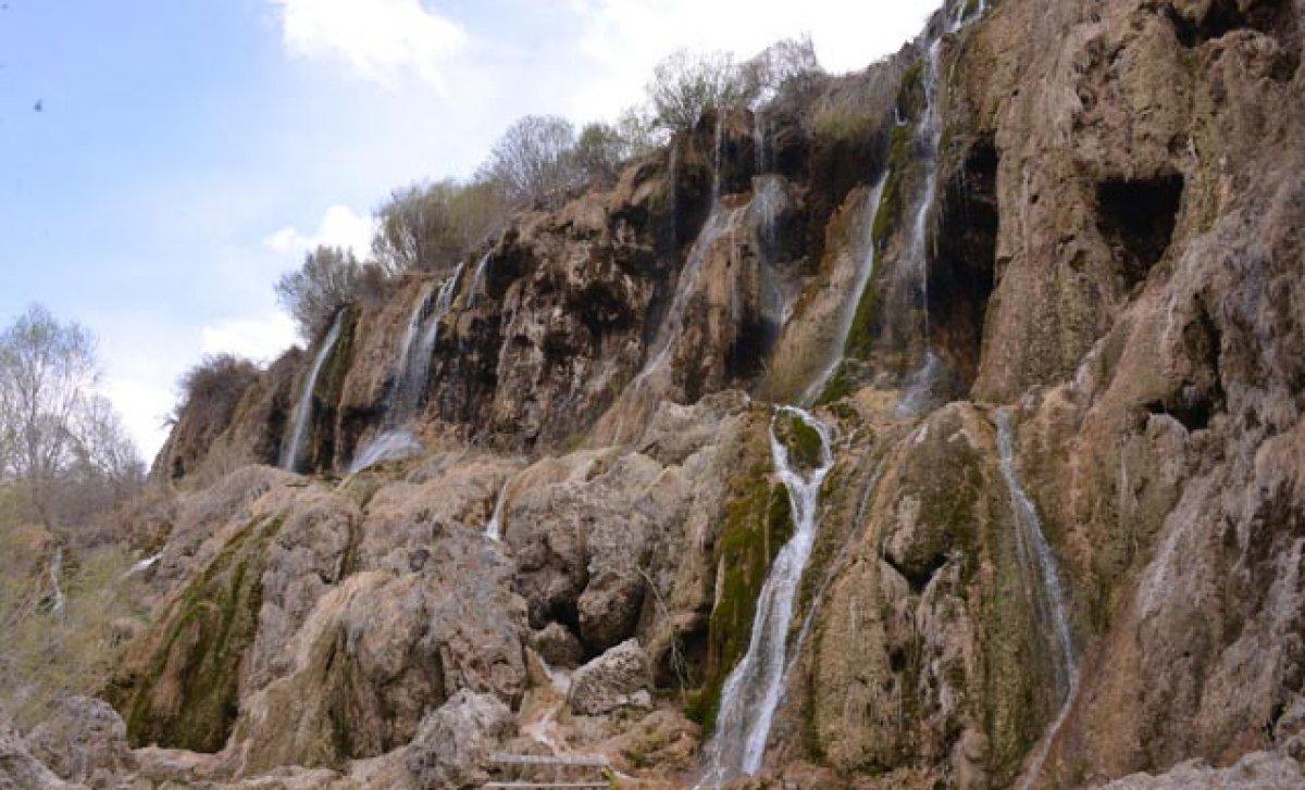 Erzincan'daki Girlevik Şelalesi, sonbaharda da misafirlerini ağırlıyor