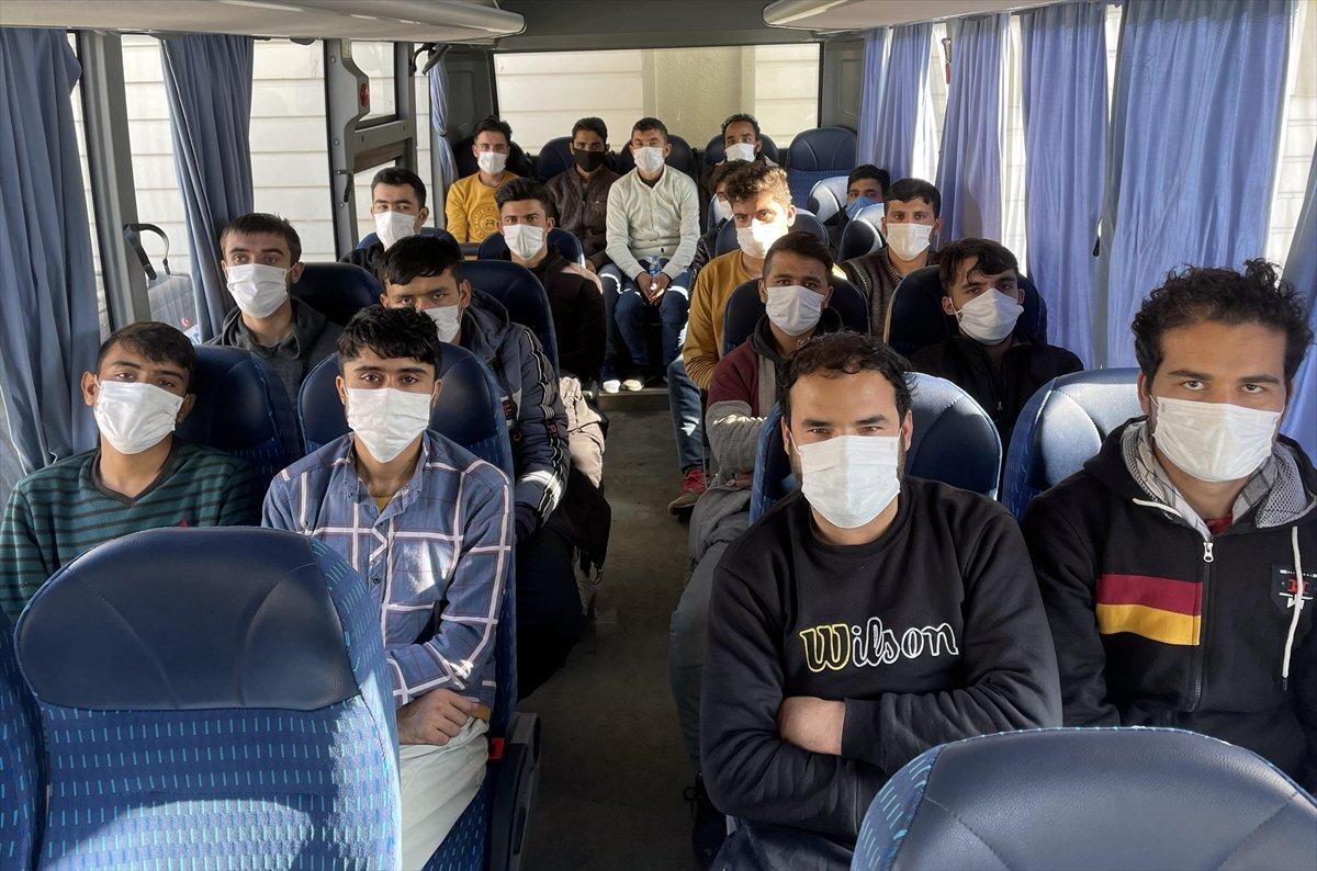 Ardahan'da 3 araçta, 27 kaçak göçmen yakalandı