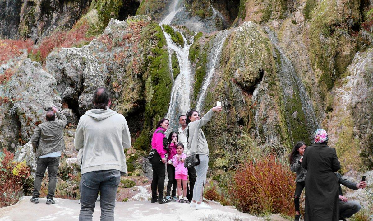 Erzincan'daki Girlevik Şelalesi, sonbaharda da misafirlerini ağırlıyor