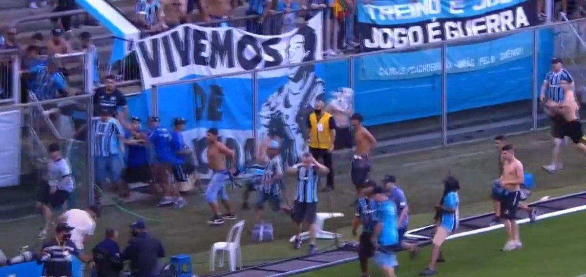 Gremio taraftarları VAR sistemini parçaladı