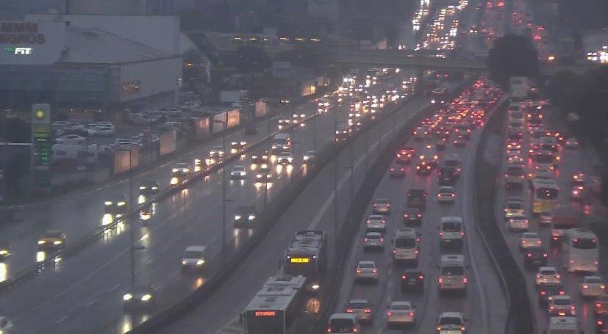 İstanbul’da yağmur yağdı, trafik yoğunluğu yüzde 72 oldu