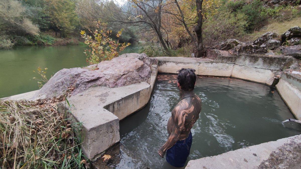 Bursa'da şifa ve güzel cilt isteyenler çamur banyosu yapıyor