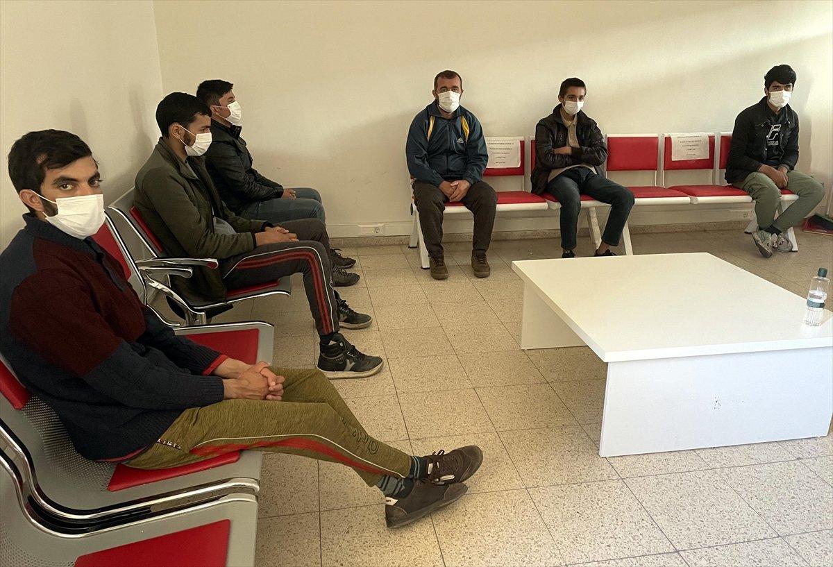 Ardahan'da 3 araçta, 27 kaçak göçmen yakalandı