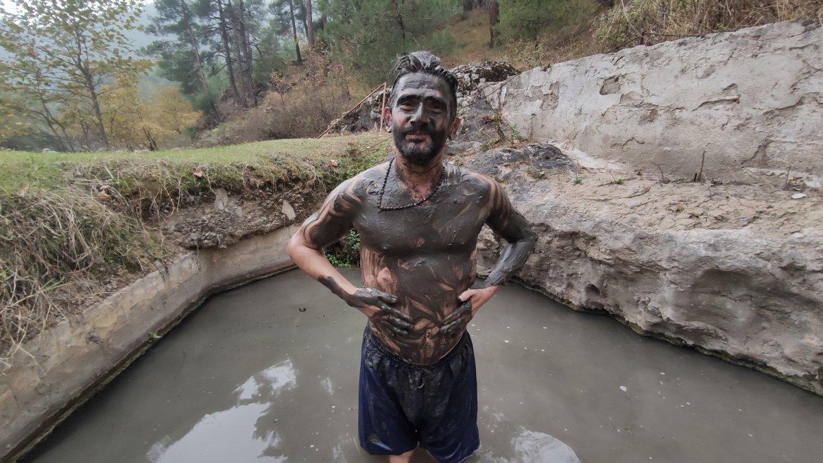 Bursa'da şifa ve güzel cilt isteyenler çamur banyosu yapıyor