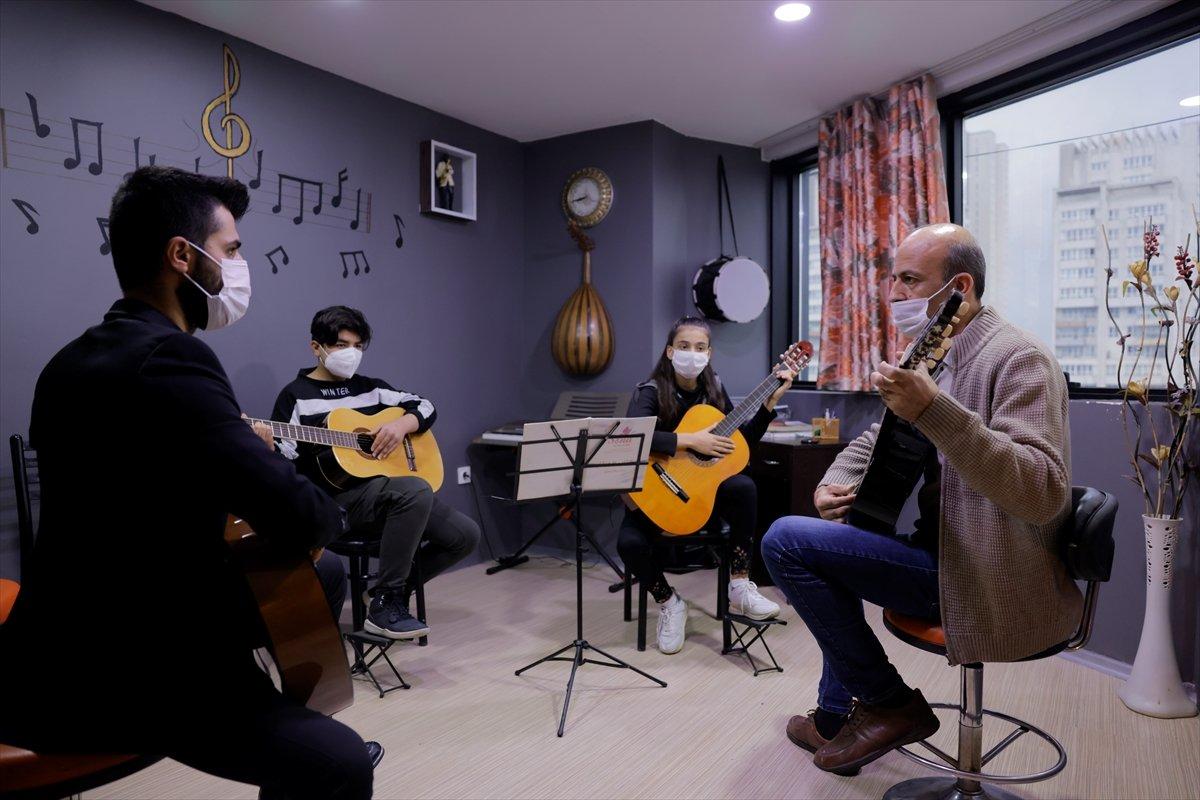 Suriyeliler, sanat okuluyla topluma adapte oluyor