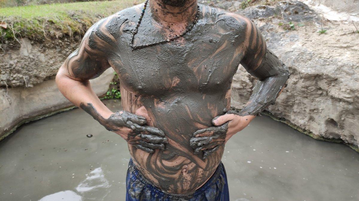 Bursa'da şifa ve güzel cilt isteyenler çamur banyosu yapıyor