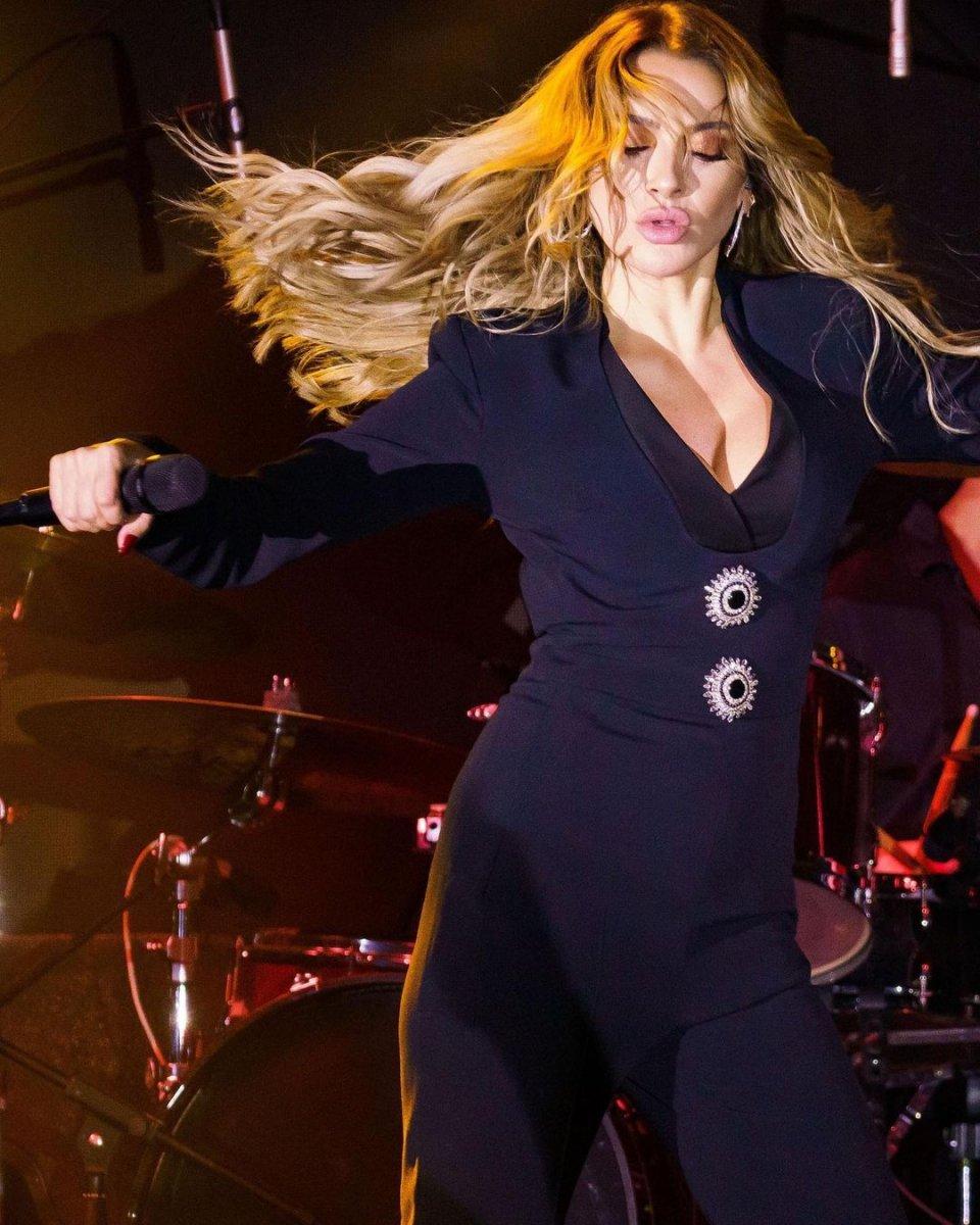 Hadise’nin dekoltesiz kostümü dikkat çekti