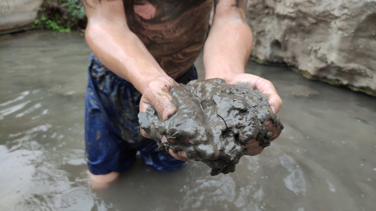 Bursa'da şifa ve güzel cilt isteyenler çamur banyosu yapıyor