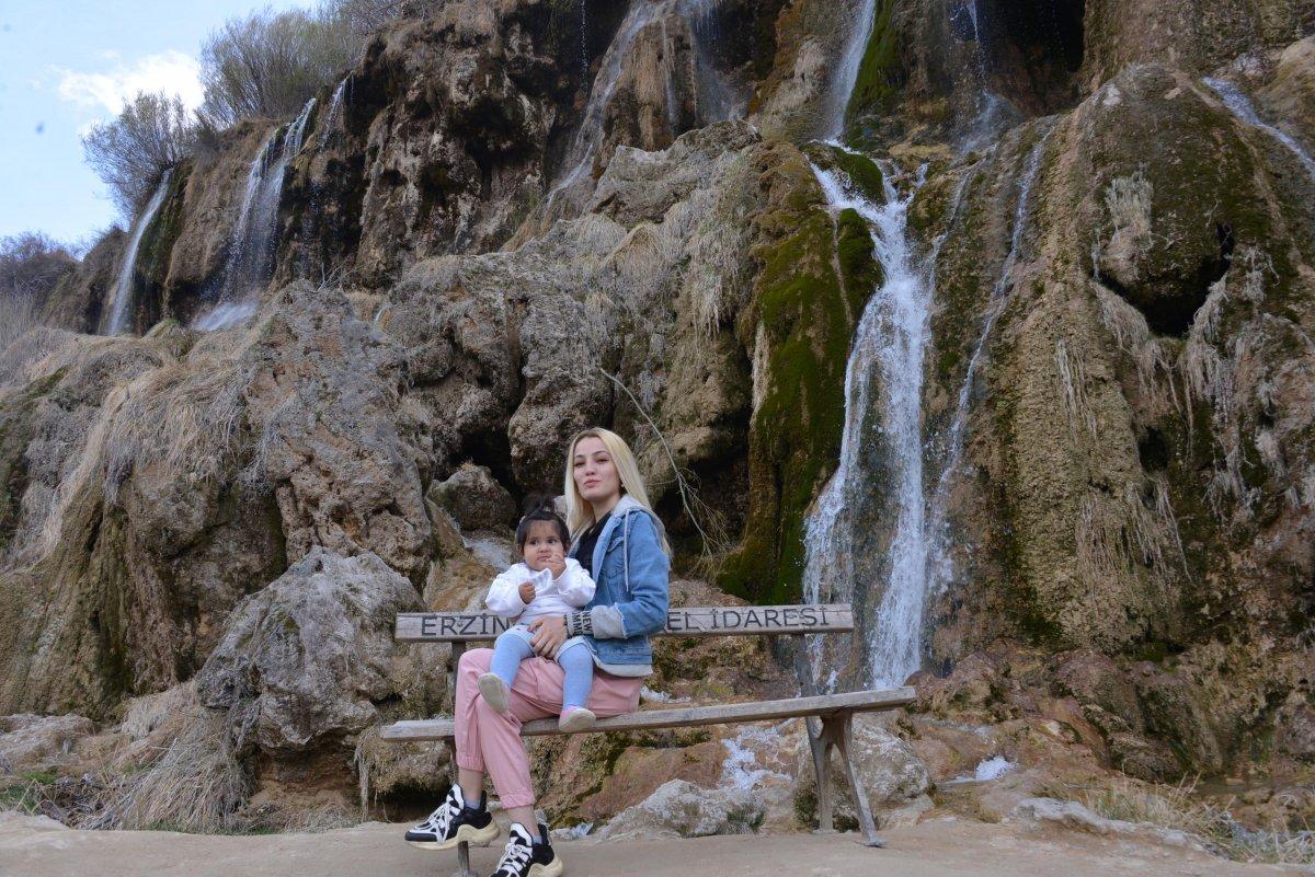 Erzincan'daki Girlevik Şelalesi, sonbaharda da misafirlerini ağırlıyor