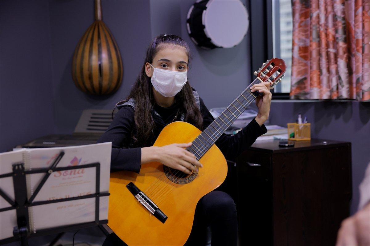 Suriyeliler, sanat okuluyla topluma adapte oluyor