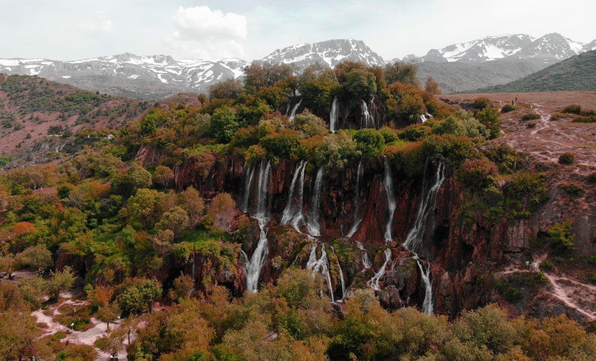 Erzincan'daki Girlevik Şelalesi, sonbaharda da misafirlerini ağırlıyor