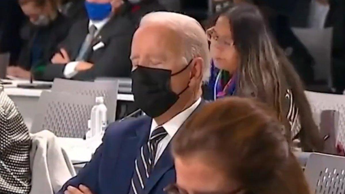 Joe Biden, Glasgow'daki konferansta uyukladı