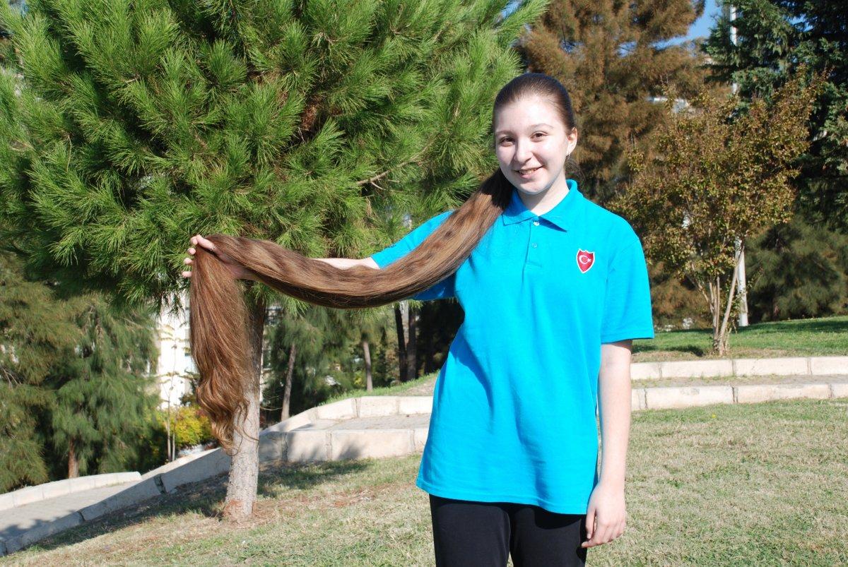 İzmir'deki Rapunzel Pelin'in saçları boyunu geçti