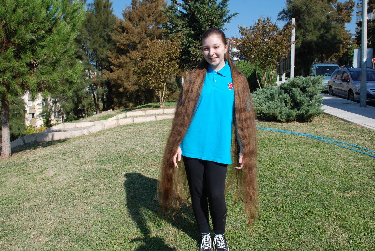 İzmir'deki Rapunzel Pelin'in saçları boyunu geçti
