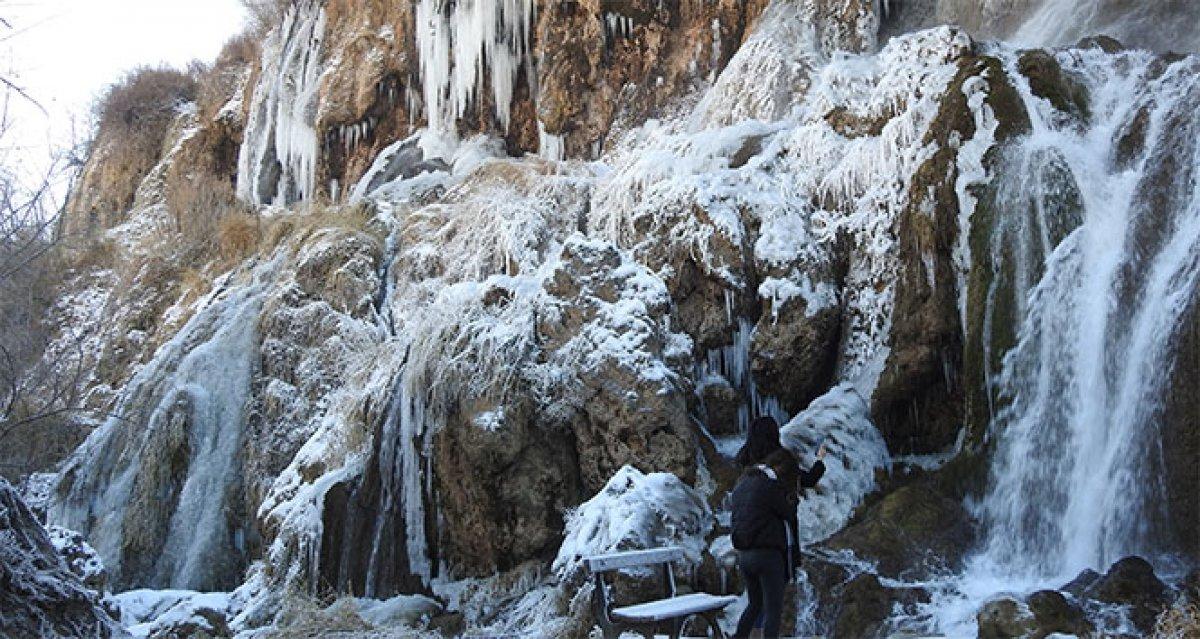 Erzincan'daki Girlevik Şelalesi, sonbaharda da misafirlerini ağırlıyor