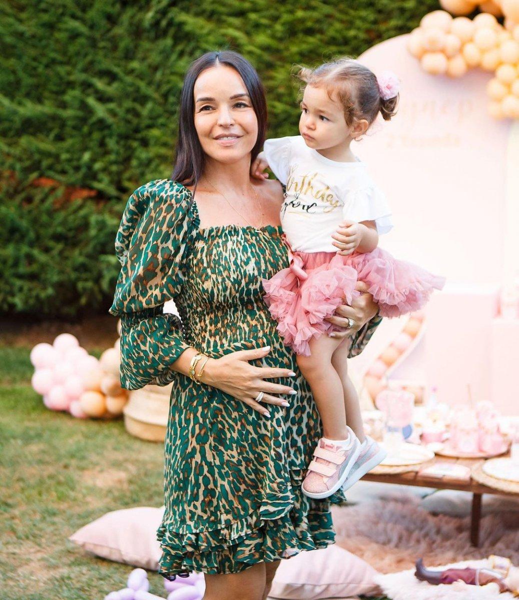 Bengü, oğlunu kucağına aldı