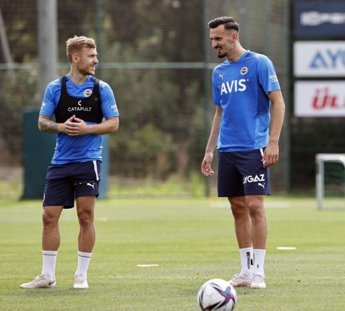 Max Meyer ve Berisha formayı unuttu