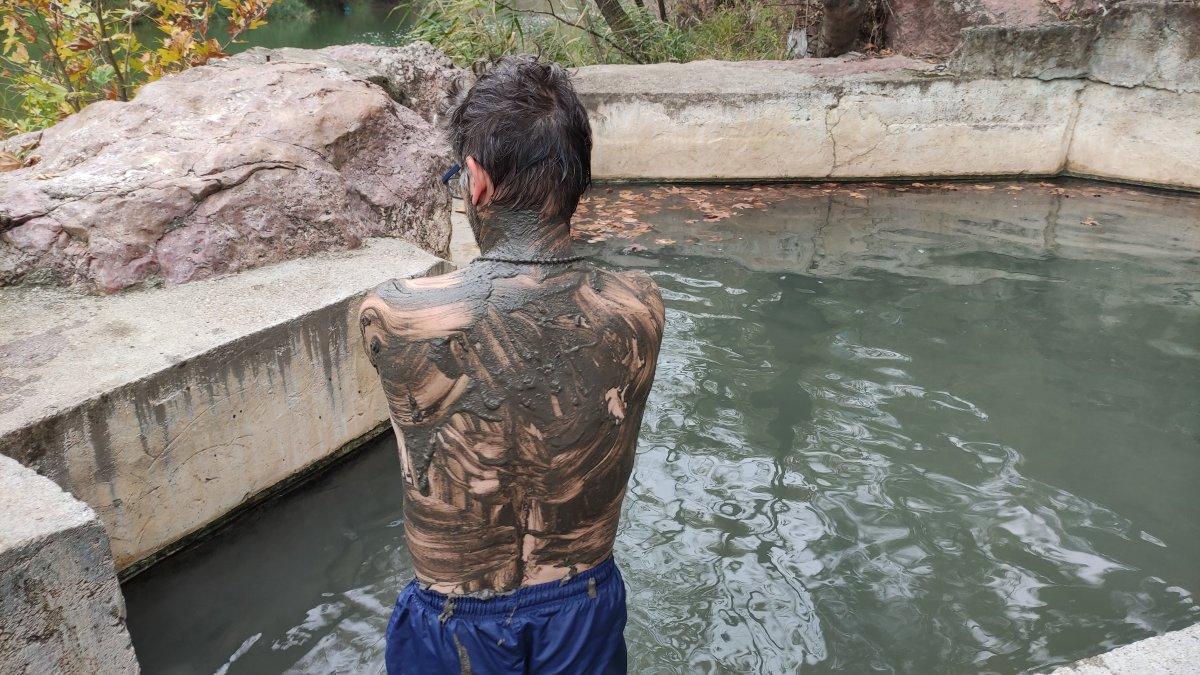 Bursa'da şifa ve güzel cilt isteyenler çamur banyosu yapıyor