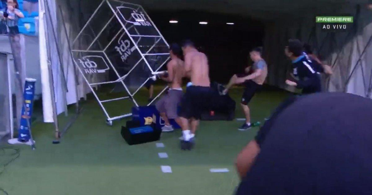 Gremio taraftarları VAR sistemini parçaladı