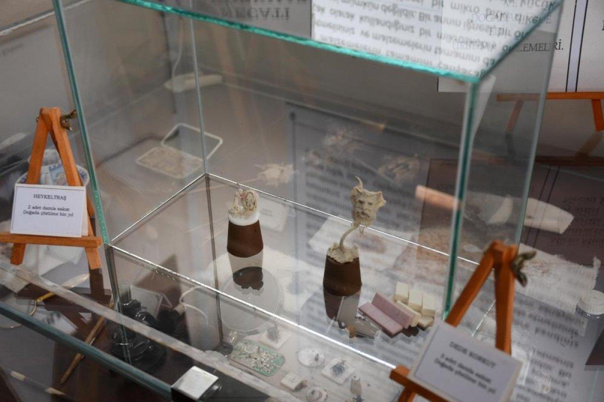 CHP'li Kuşadası Belediyesi'nden 'atık sakızlardan heykel' sergisi